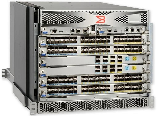 Brocade X6-4 SAN Director — Gen6 192× 32 Gb FC licencované